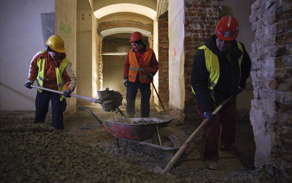 Dělníci neustávají v restaurátorských pracích v Národním muzeu.