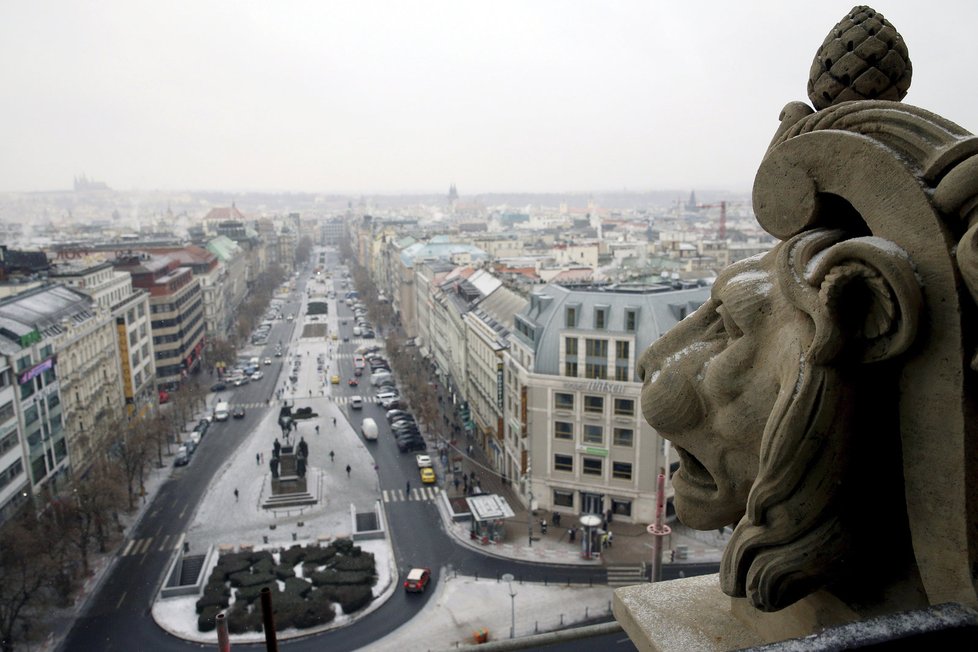 Václavské náměstí v pohledu ze střechy Národního muzea.