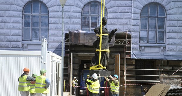 Z historické budovy Národního muzea ve čtvrtek nejvyšší jeřáb v Praze sundával sochy.