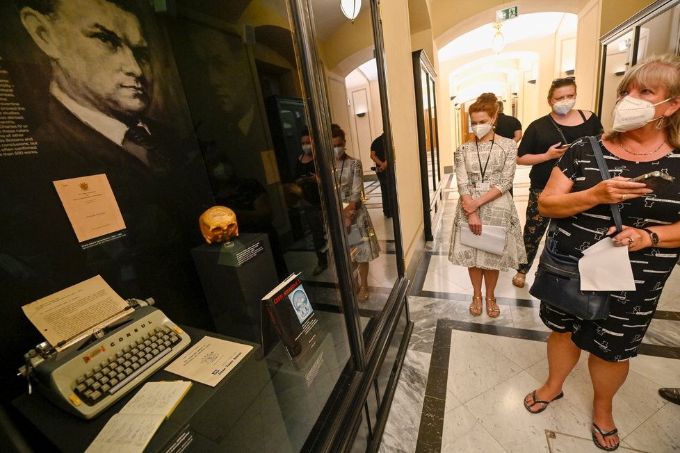 Národní muzeum v Praze představilo 8. července 2021 výstavu s názvem Muzeum od sklepa po půdu, která návštěvníkům nabízí pohled do života Národního muzea jakožto instituce, historického objektu, místa pro uchování předmětů nevyčíslitelné hodnoty i prostoru spjatého s množstvím zajímavých osobností. Na snímku je ukázka majkovitých brouků ze sbírky  lékaře, přírodovědce a cestovatele Jana Viléma Helfera.