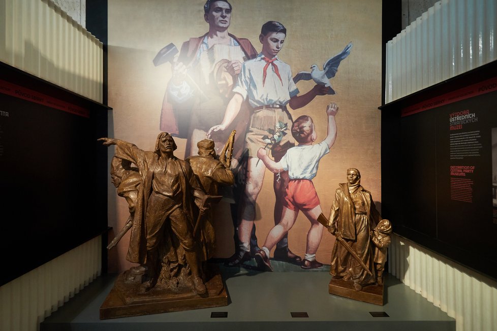 Výstava Zneužitá muzea připomíná časy, na které jedni nostalgicky vzpomínají, druzí by na ně nejraději zapoměli.