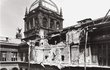 Budova poškozená bombou v roce 1945.