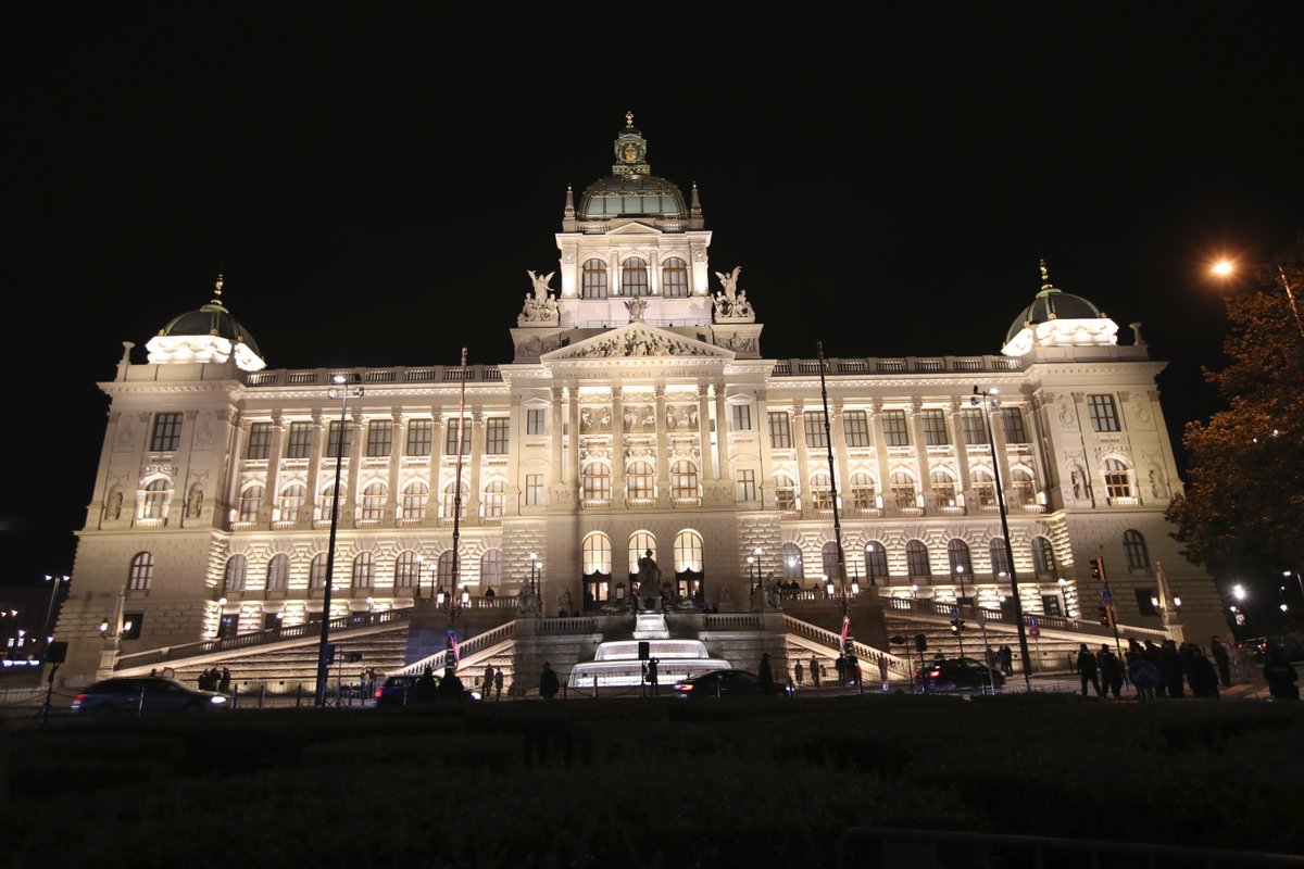 Budovu Národního muzea rozzářil videomapping s názvem Svědek dějin, prezentovaný jako „videomapping století”.