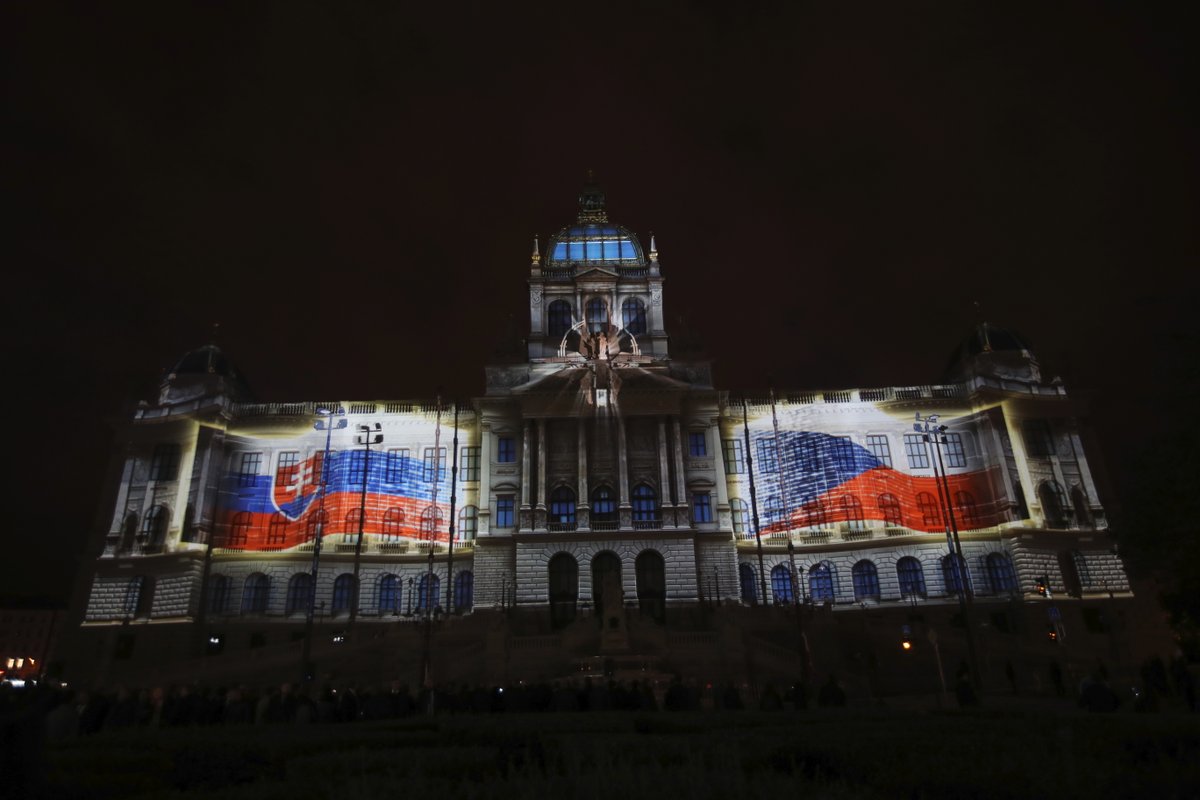 Budovu Národního muzea rozzářil videomapping s názvem Svědek dějin, prezentovaný jako „videomapping století”.