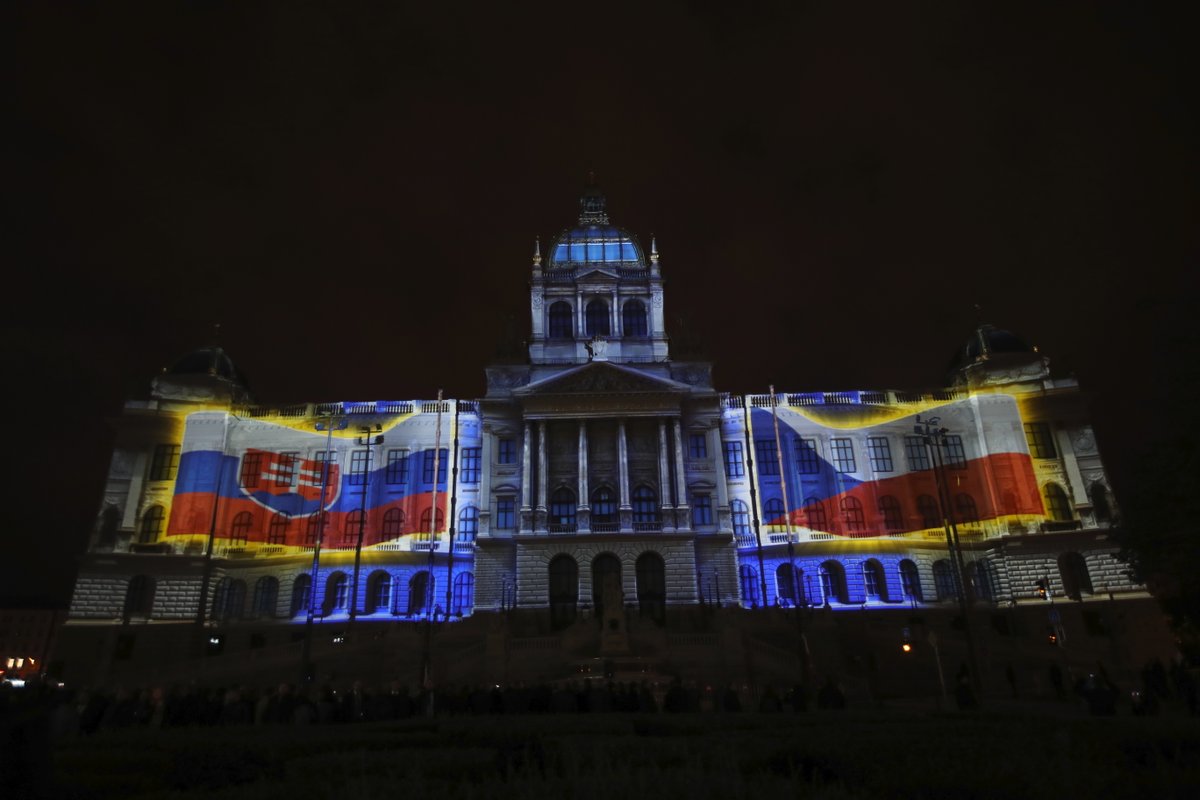 Budovu Národního muzea rozzářil videomapping s názvem Svědek dějin, prezentovaný jako „videomapping století”.