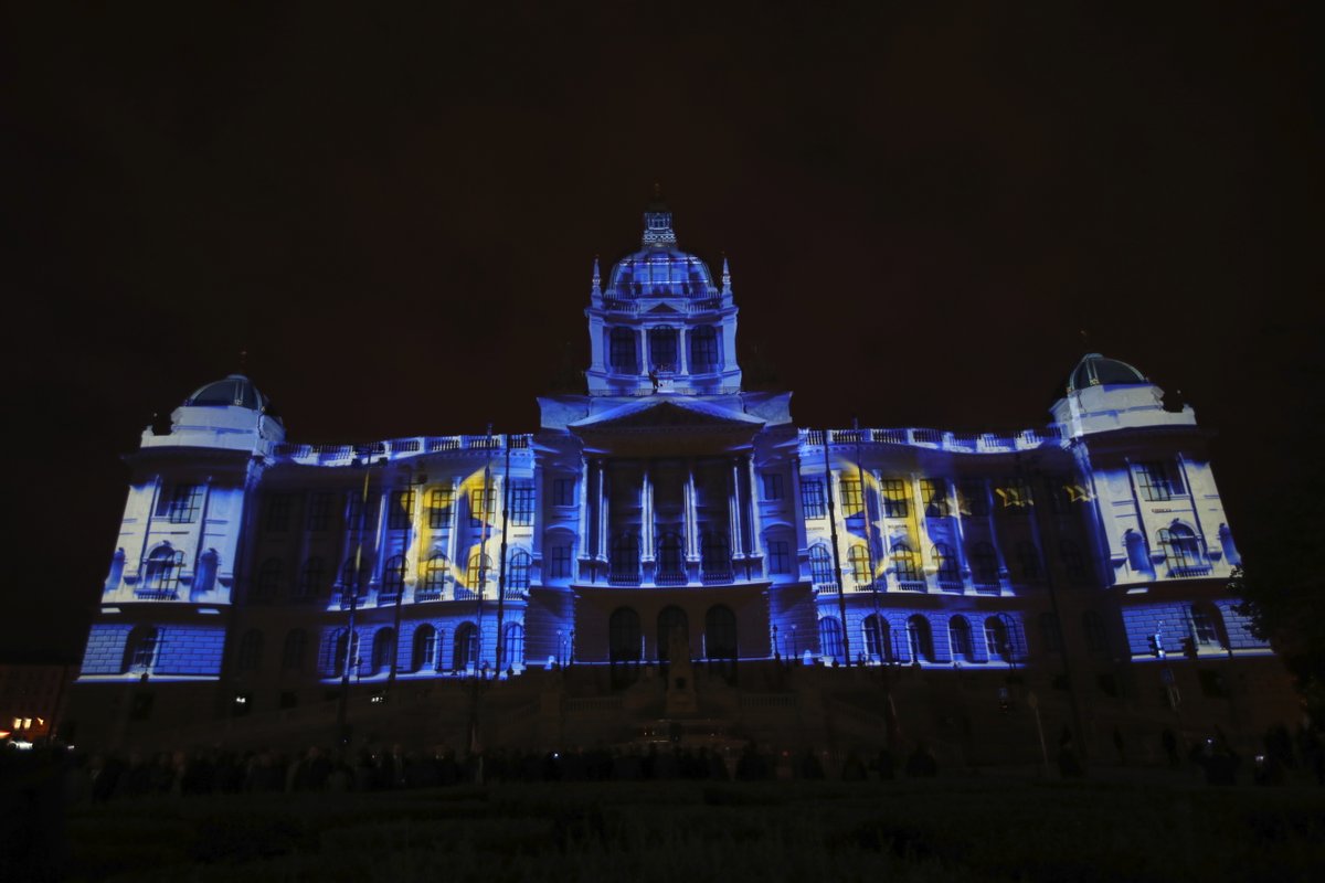 Budovu Národního muzea rozzářil videomapping s názvem Svědek dějin, prezentovaný jako „videomapping století”.