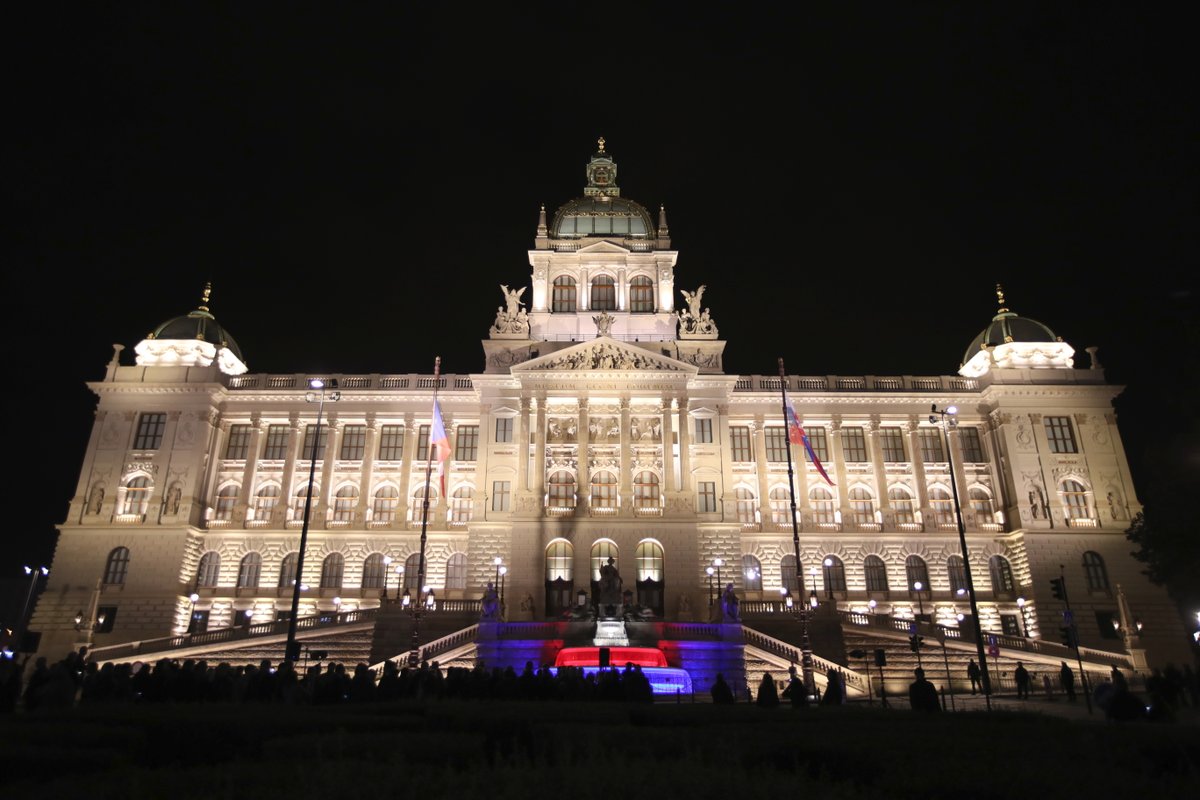 Budovu Národního muzea rozzářil videomapping s názvem Svědek dějin, prezentovaný jako „videomapping století”.