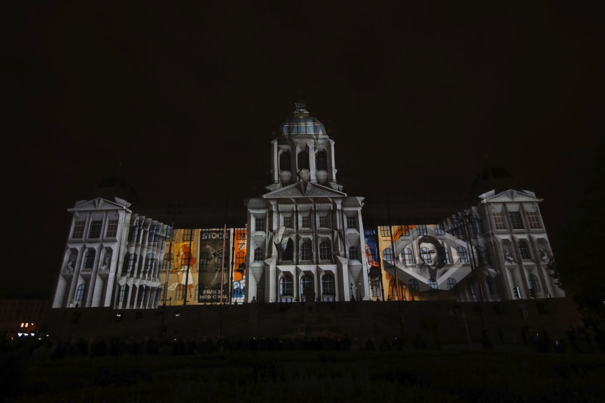 Budovu Národního muzea rozzářil videomapping s názvem Svědek dějin, prezentovaný jako „videomapping století”.