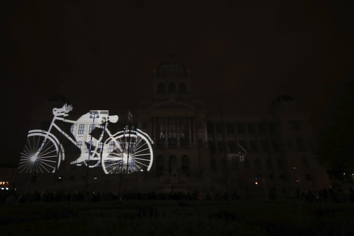 Budovu Národního muzea rozzářil videomapping s názvem Svědek dějin, prezentovaný jako „videomapping století”.