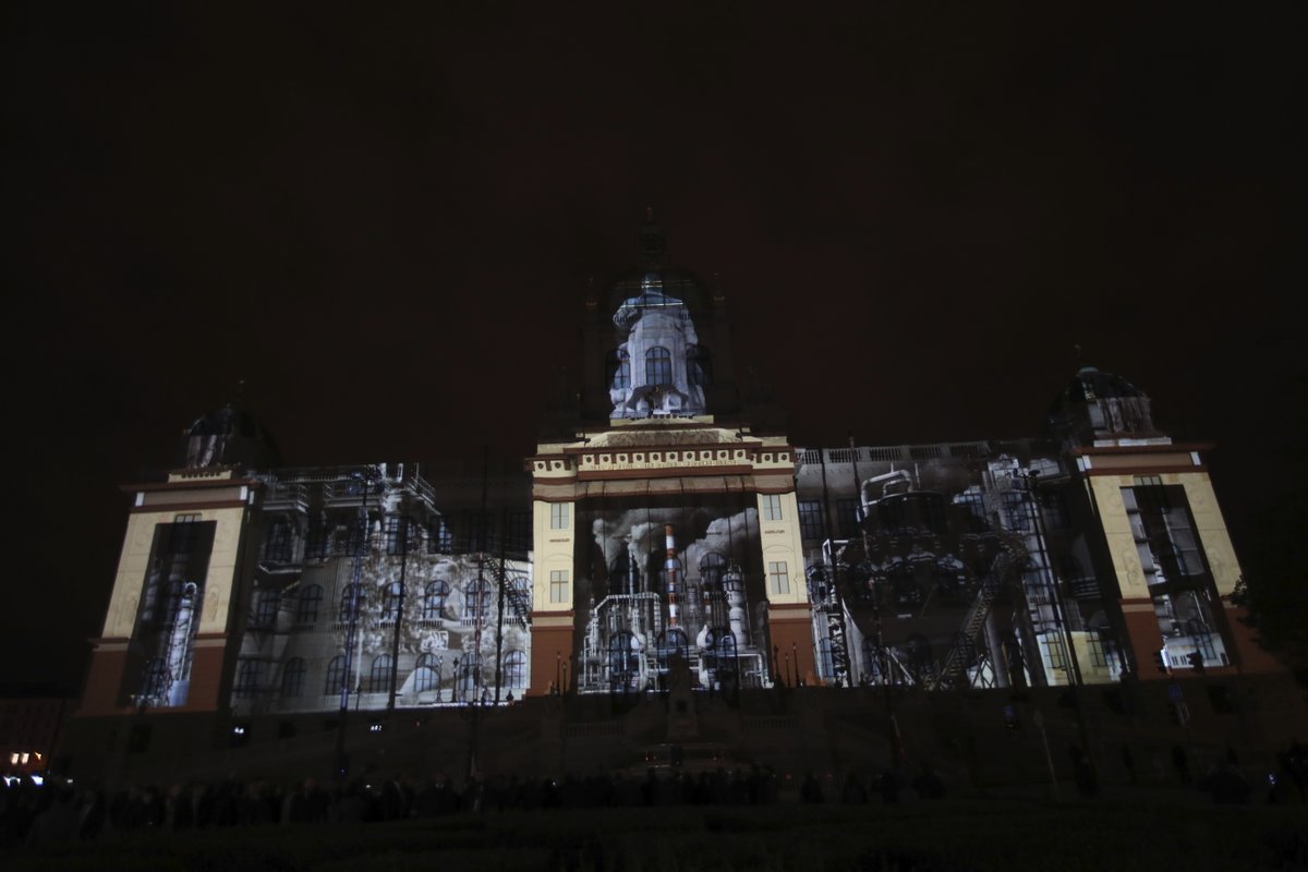 Budovu Národního muzea rozzářil videomapping s názvem Svědek dějin, prezentovaný jako „videomapping století”.