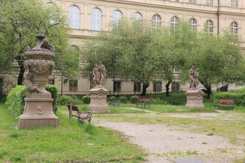 V Muzeu Antonína Dvořáka si prohlédnete krásné fresky i malebnou zahradu.