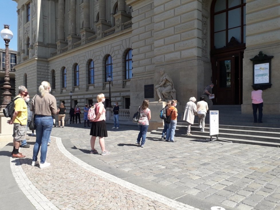 Národní muzeum se opět otevřelo pro návštěvníky. Smí v něm však být jen sto lidí najednou