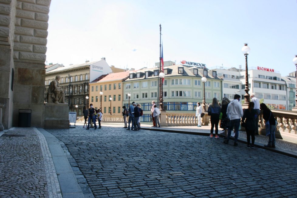 Národní muzeum se opět otevřelo pro návštěvníky. Vevnitř smí však být jen sto lidí najednou