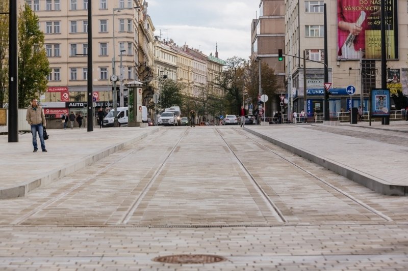 Úpravou prošlo i okolí Národního muzea včetně Čelákovského sadů. Nové přechody navazují na tuto proměnu