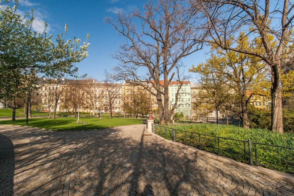 Úpravou prošlo i okolí Národního muzea včetně Čelákovského sadů. Nové přechody navazují na tuto proměnu