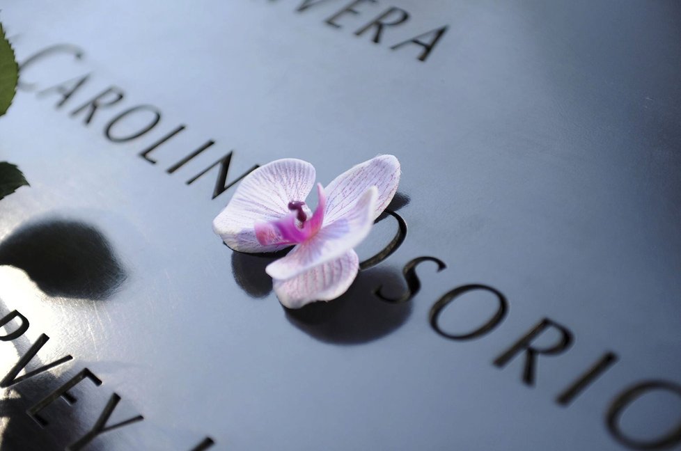 Památník 11. září: Po obvodu jsou v bronzových deskách uvedena jména obětí.
