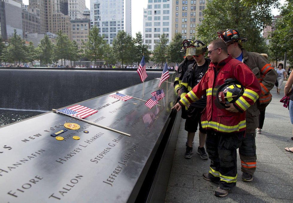 Památník 11. září: Po obvodu jsou v bronzových deskách uvedena jména obětí.