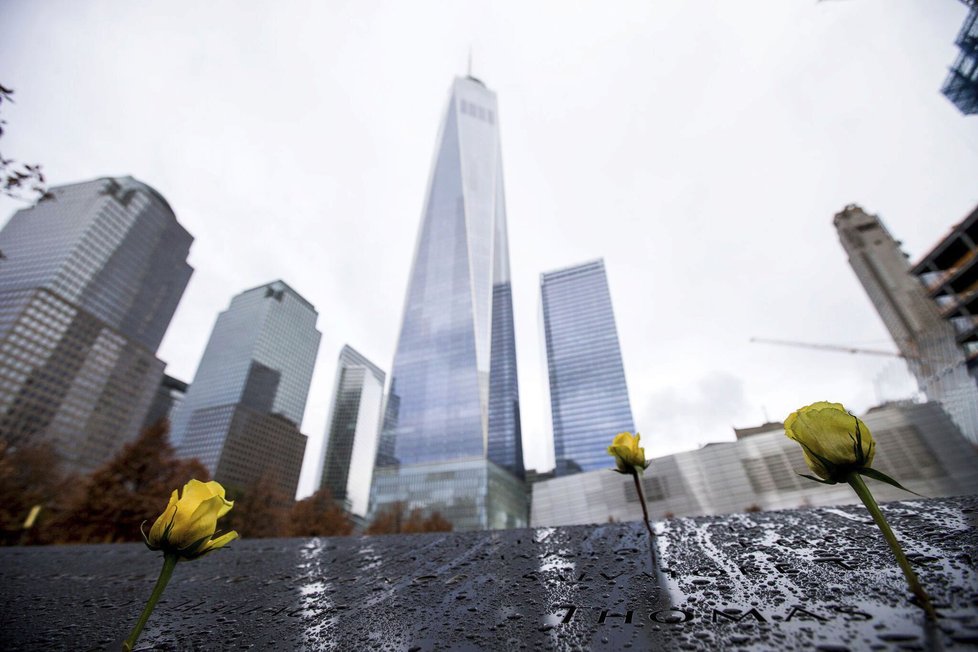 Pohled na One World Trade Center od památníku
