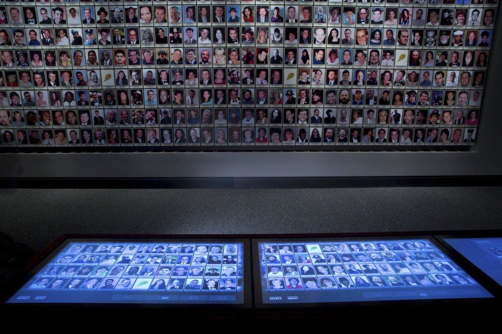 V muzeu se nachází i snímky všech obětí atentátů.