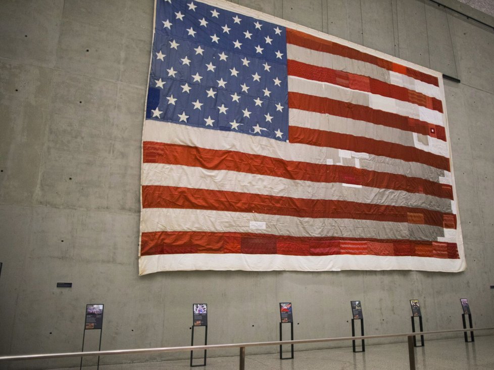 Americká vlajka, která visela na budově naproti věžím Světového obchodního centra.