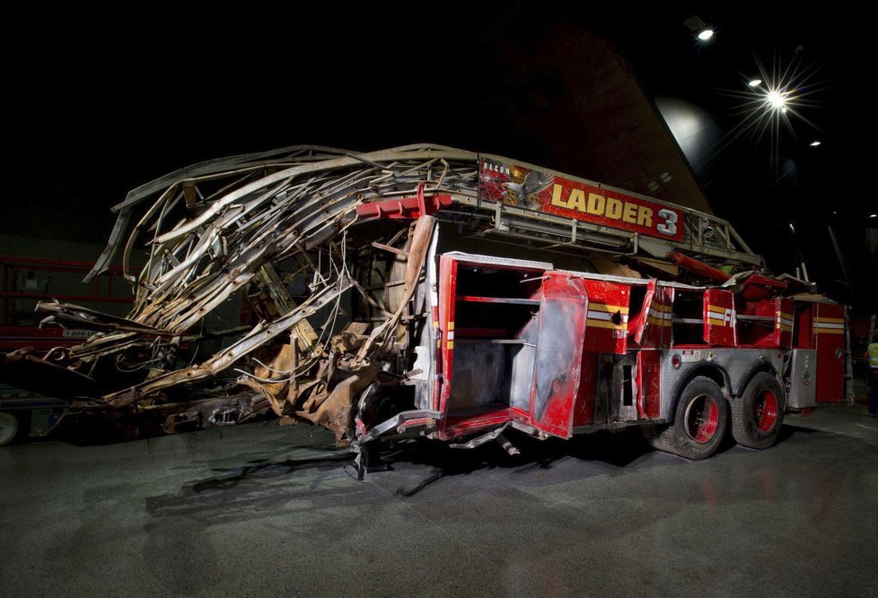 Poničený hasičský vůz, na nějž dopadly trosky WTC. Dvanáct hasičů, kteří tímto vozem přijeli, ve věžích našli smrt.