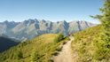 Hohe Tauern, tedy Národní park Vysoké Taury je se svými 1856 m2 největším národním parkem v Rakousku. Na jeho území je přes 300 vrcholů vyšších než 3000 metrů, ale můžete sem i na nenáročnou túru s dětmi, které jistě zaujme naučná stezka, kde si například mohou prohlédnout průřez dutinou stromu, kterou si umí vydlabat datel, či „vyhlídková“ socha medvěda, na níž se dá vylézt, ač živé medvědy tady už dávno nepotkáte. Doporučujeme prohlídku parku s průvodcem. Ten vám ukáže místní typickou faunu i flóru a přiblíží život horalů v drsných vysokohorských podmínkách.