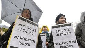 Ekologičtí aktivisté přišli 21. února před budovu Poslanecké sněmovny v Praze, aby poslancům předali výzvu občanů ohledně novely zákona o ochraně přírody a krajiny, která mění pravidla péče o národní parky.