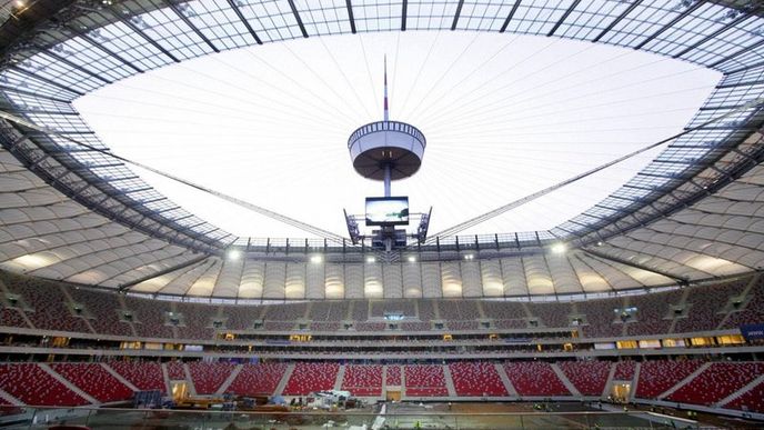 Národní stadion ve Varšavě. Vznikat začal 7. října 2009 na místě bývalého stotisícového Stadionu Desetiletí. Přestavbu vedle náročných prací zbrzdily i tři smrtelné nehody dělníků. Místo v polovině roku 2011 tak rekonstrukce
skončila až 29. listopadu.
