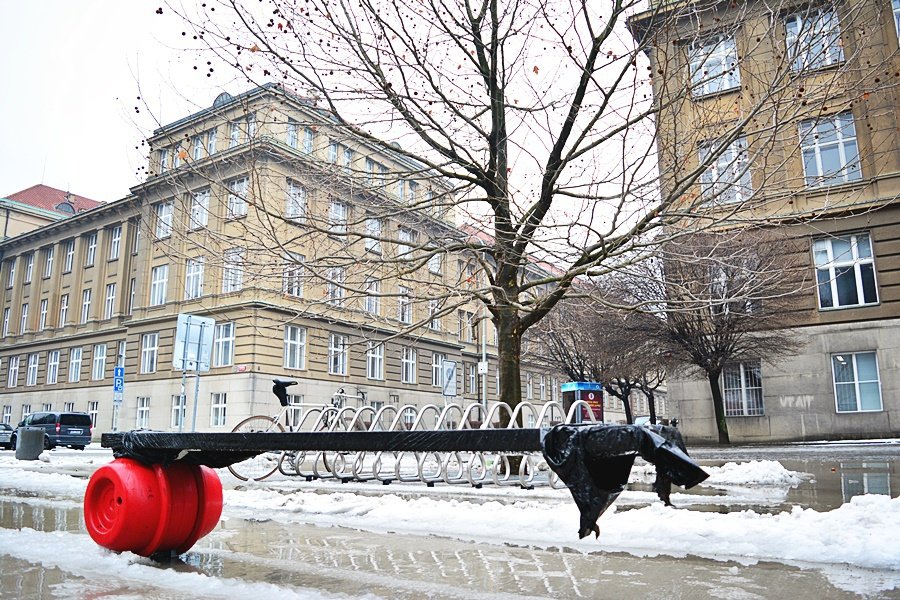 Sněží a lavička je oblečená do folie. Proč?