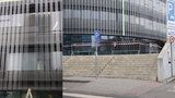 Další sklo spadlo z fasády technické knihovny v Dejvicích. Jako zázrakem se nikdo nezranil