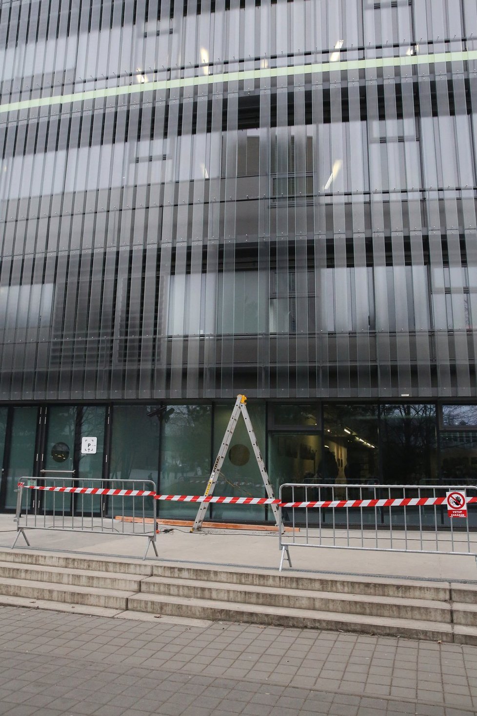 Z fasády Národní technické knihovny upadly v roce 2017 dva kusy tvárnic.