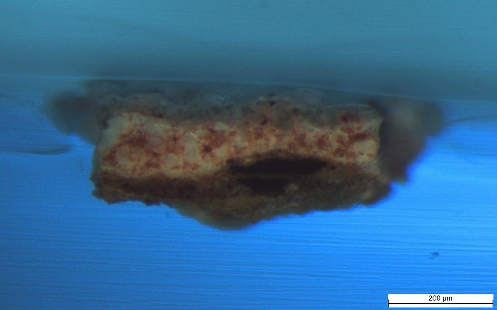 Mikroskopické snímky materiálů pod mikroskopem za použití bílého světla, UV světla a UV světla v zeleném spektru.