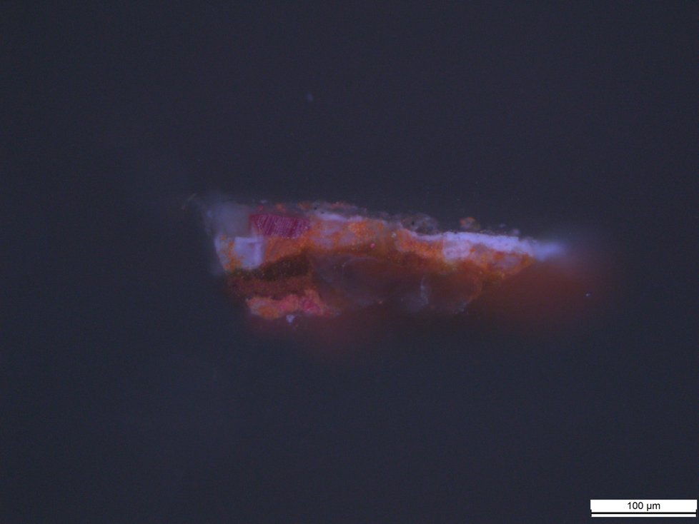 Mikroskopické snímky materiálů pod mikroskopem za použití bílého světla, UV světla a UV světla v zeleném spektru.