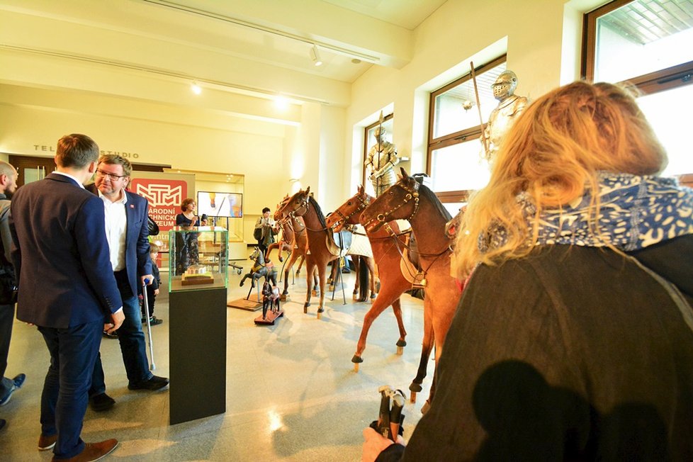 Koně z Letenského kolotoče vypadají jako nové. K vidění jsou v Národním technickém muzeu.