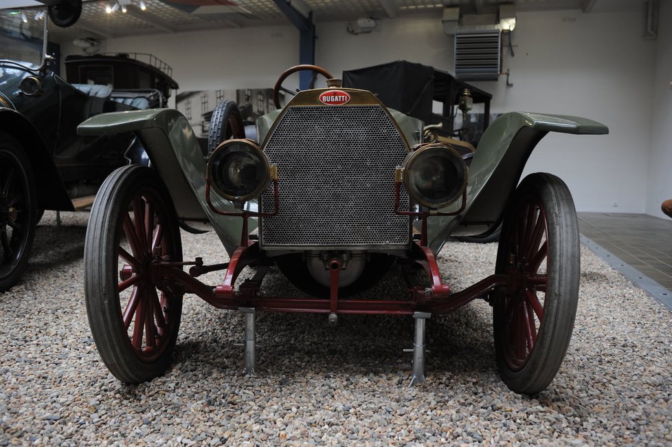 Právě se díváte na nejstarší dochované bugatti na světě. Pochází z roku 1910 a oba majitelé jej používali na českém území. V toce 1913 s ním druhý vlastník Robert Patočka vyhrál závod Zbraslav - Jíloviště.