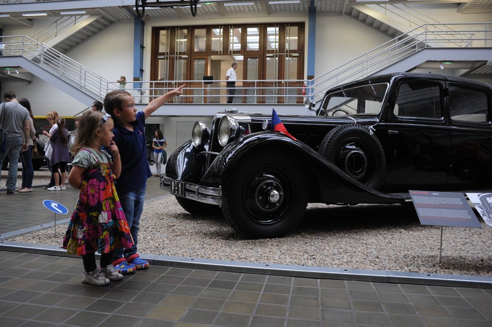 Tatra 80 z roku 1935 byla posledním vozem T. G. Masaryka. Šestilitrový dvanáctiválec byl chlazen kapalinou.