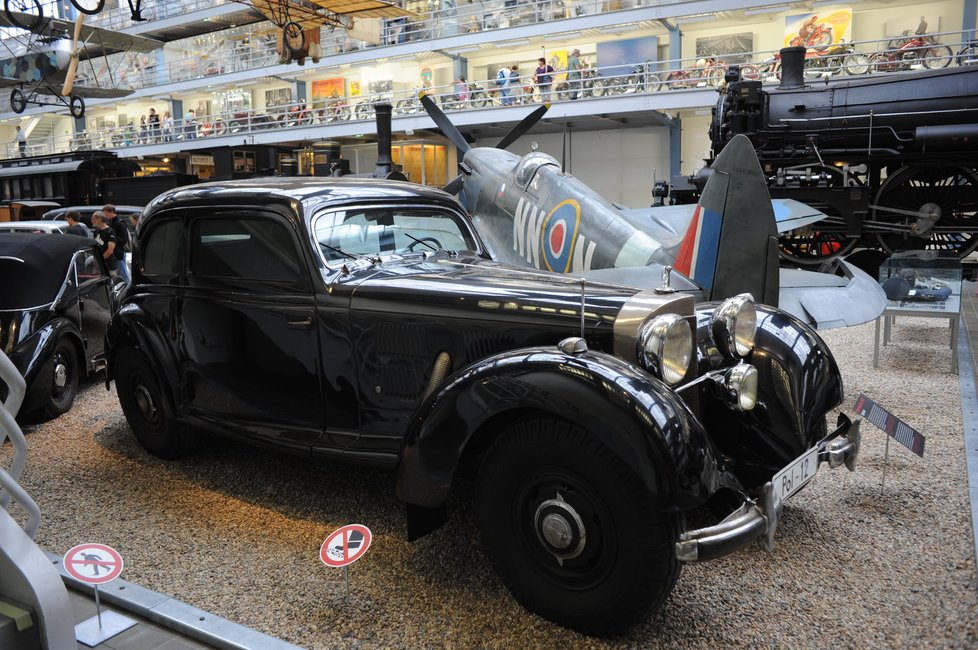 Poznali byste, že tento Mercedes 540 K byl původně kabrioletem? Používal jej SS-Obergruppenführer K. H. Frank. Po atentátu na Heydricha však dostal novou neprůstřelnou karoserii. Právě v tomto voze byl Frank dopaden. Následně byl za válečné zločiny popraven.