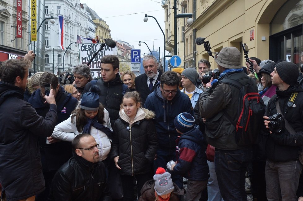 Na pražském Albertově si lidé 17. listopadu připomněli výročí pochodu studentů na Národní třídu 17. listopadu 1989.