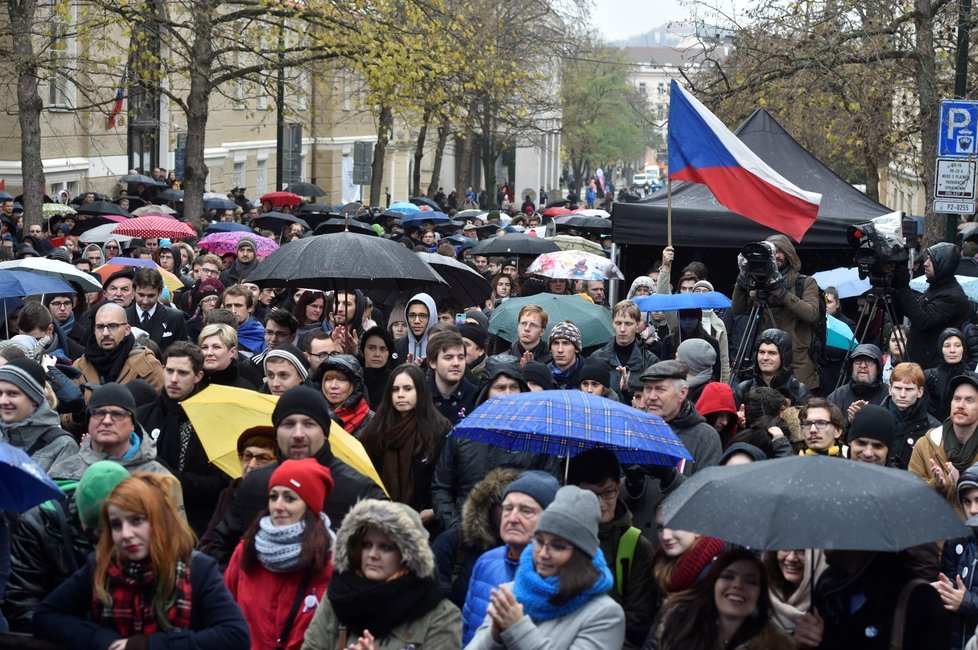 Na pražském Albertově si lidé 17. listopadu připomněli výročí pochodu studentů na Národní třídu 17. listopadu 1989.