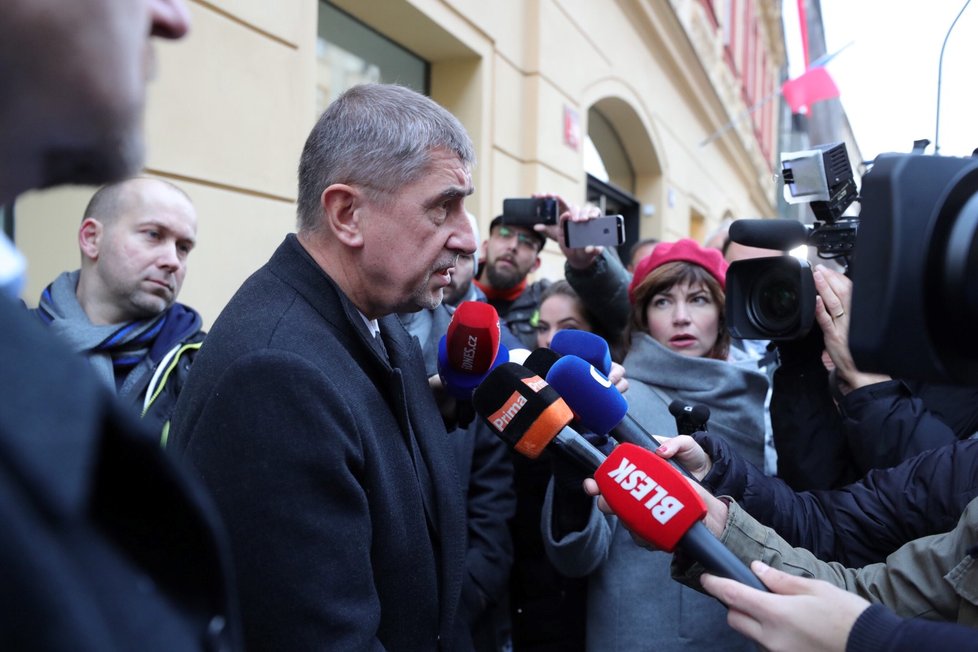 Šéf ANO Andrej Babiš na Národní třídě v debatě s novináři