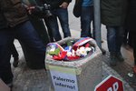17. listopadu na Národní třídě skončila v koši i kytice od prezidenta Zemana