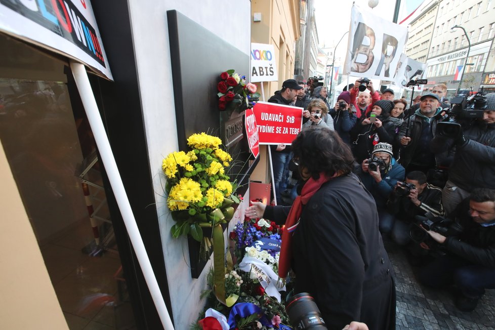 Na Národní třídě při oslavách 17. listopadu probíhá už od rána demonstrace