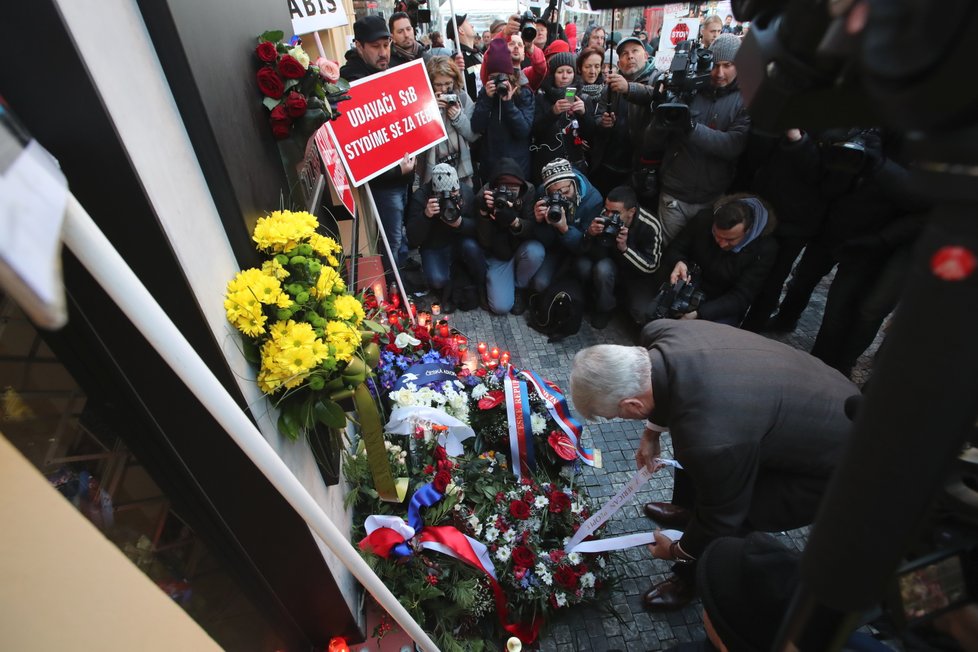 Na Národní třídě při oslavách 17. listopadu probíhá už od rána demonstrace