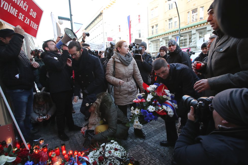 Pieta na Národní třídě k 17. listopadu. Od rána zde probíhá demonstrace proti premiéru Babišovi