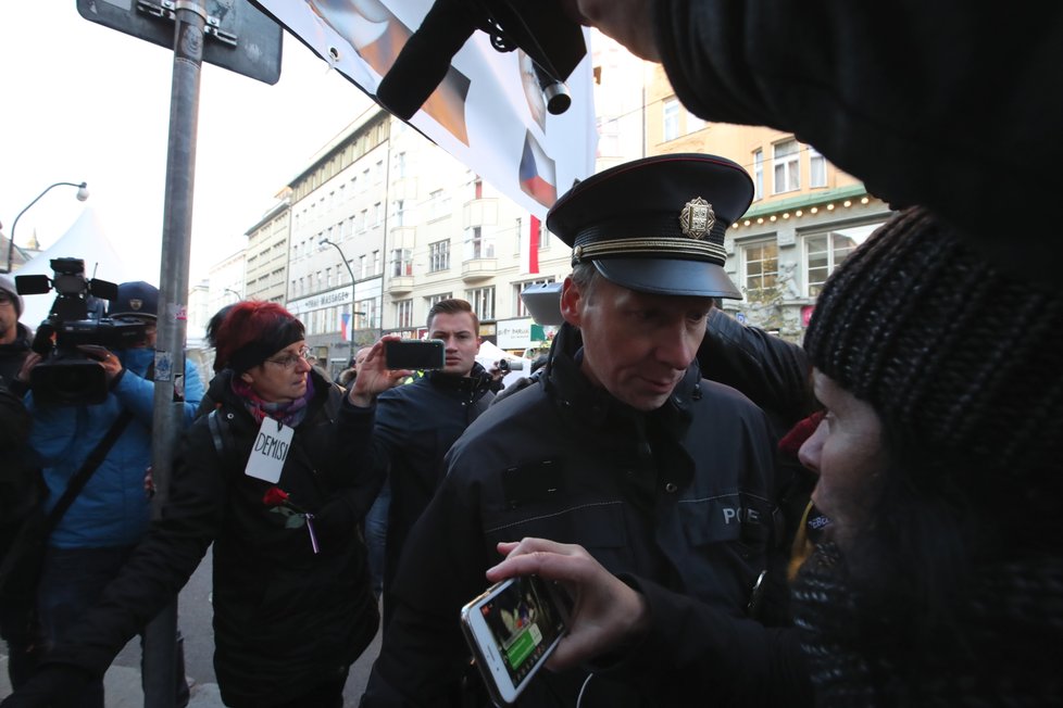 Pieta na Národní třídě k 17. listopadu. Od rána zde probíhá demonstrace proti premiéru Babišovi