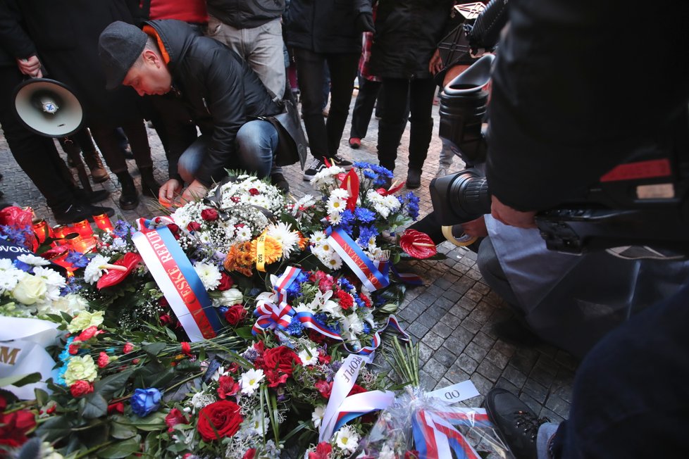 Pieta na Národní třídě k 17. listopadu. Od rána zde probíhá demonstrace proti premiéru Babišovi