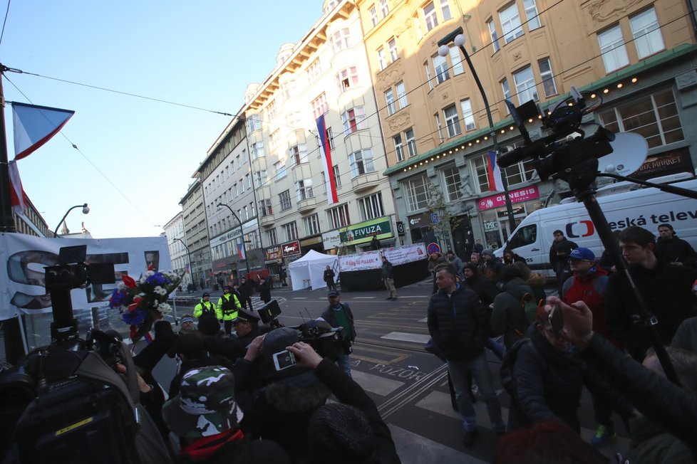 Pieta na Národní třídě k 17. listopadu. Od rána zde probíhá demonstrace proti premiéru Babišovi