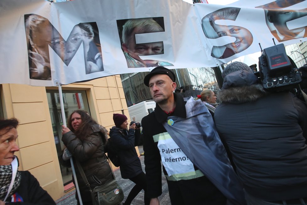 Pieta na Národní třídě k 17. listopadu. Od rána zde probíhá demonstrace proti premiéru Babišovi