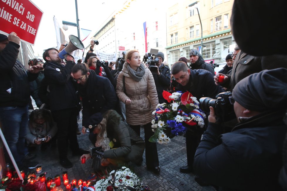 Pieta na Národní třídě k 17. listopadu. Od rána zde probíhá demonstrace proti premiéru Babišovi