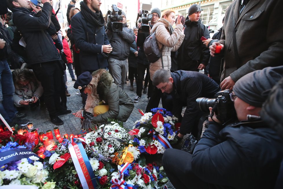 Pieta na Národní třídě k 17. listopadu. Od rána zde probíhá demonstrace proti premiéru Babišovi